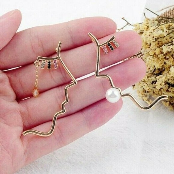 Hollow Gold Earrings Face Eyelashes Tears w Pearl - Picture 3 of 4